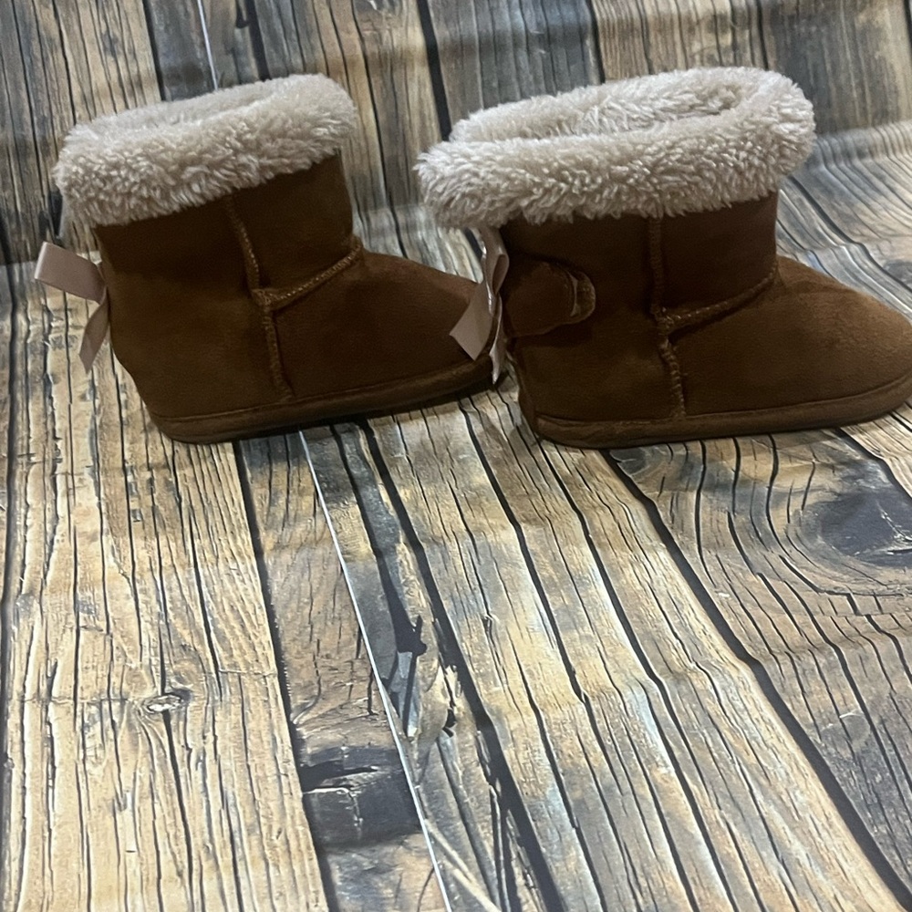Hot Cakes‎ Cream Fuzzy Baby Booties